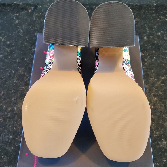 Betsey Johnson Blondie Mary Jane Platform Heels - Picture 8 of 9